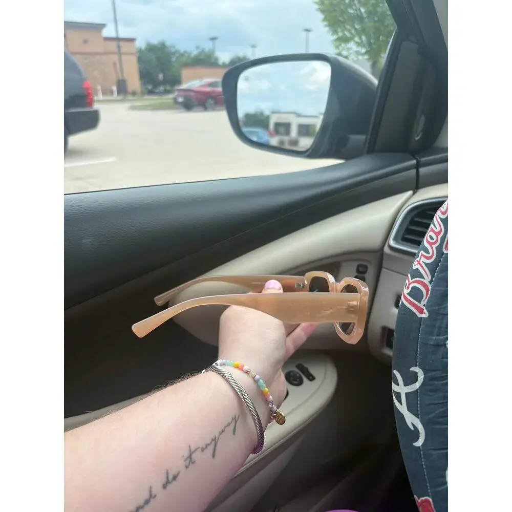 Women’s sunglasses- in great gently used condition